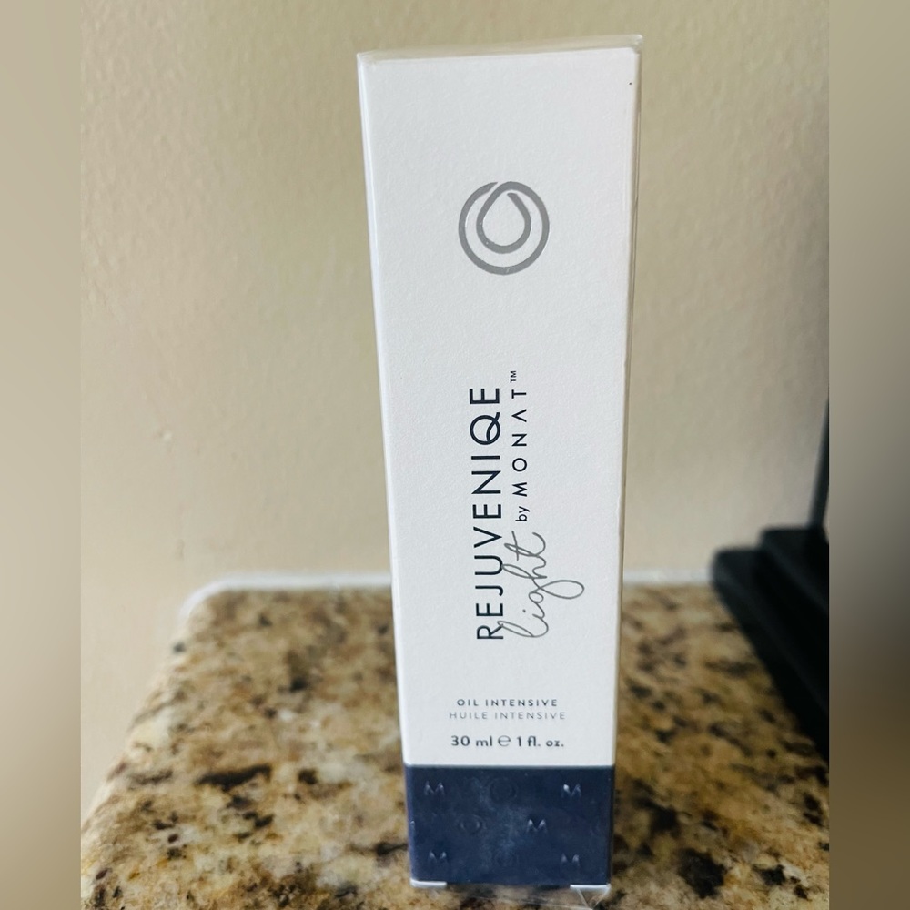 Monat Rejuveniqe Oil